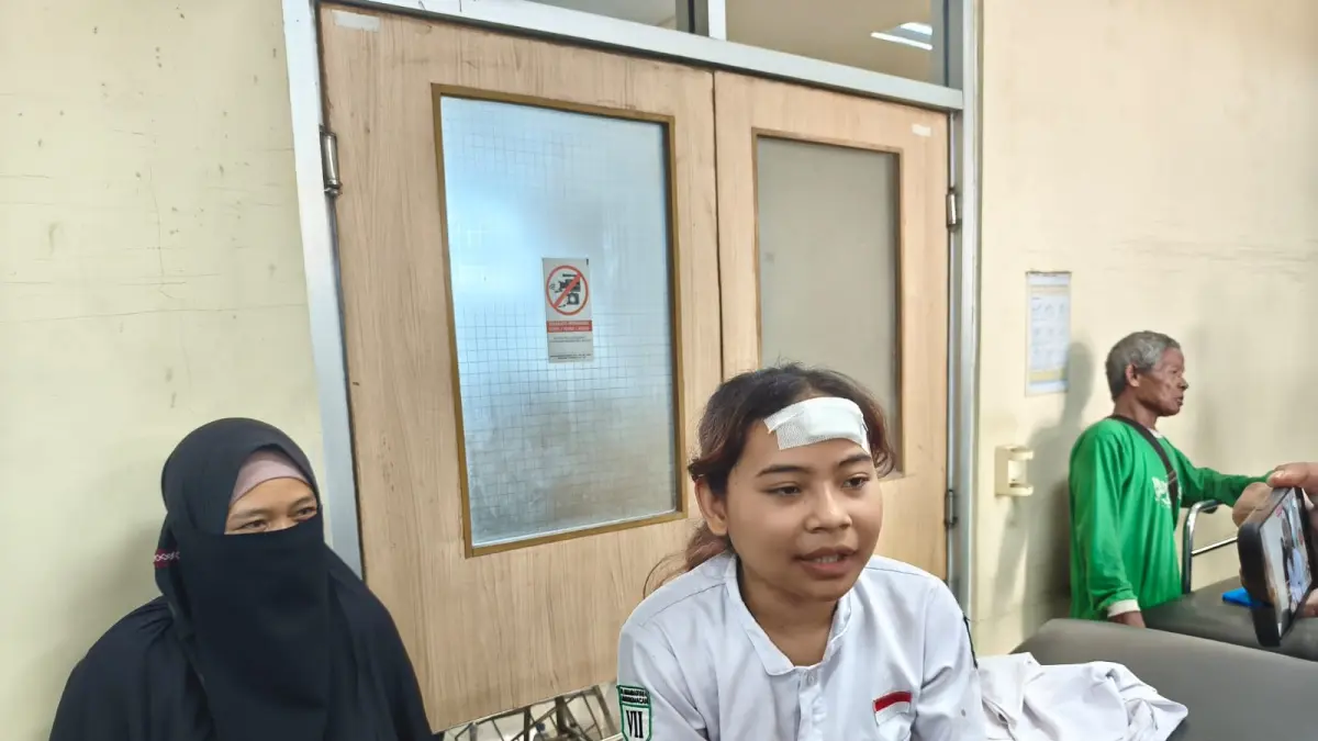 Korban ambruknya atap kelas MTs Muhammadiyah 4 Sambungmacan mengaku tidak mendengar tanda-tanda sebelum bangunan roboh. (AHMAD KHAIRDIN/SOLOBALAPAN.COM)