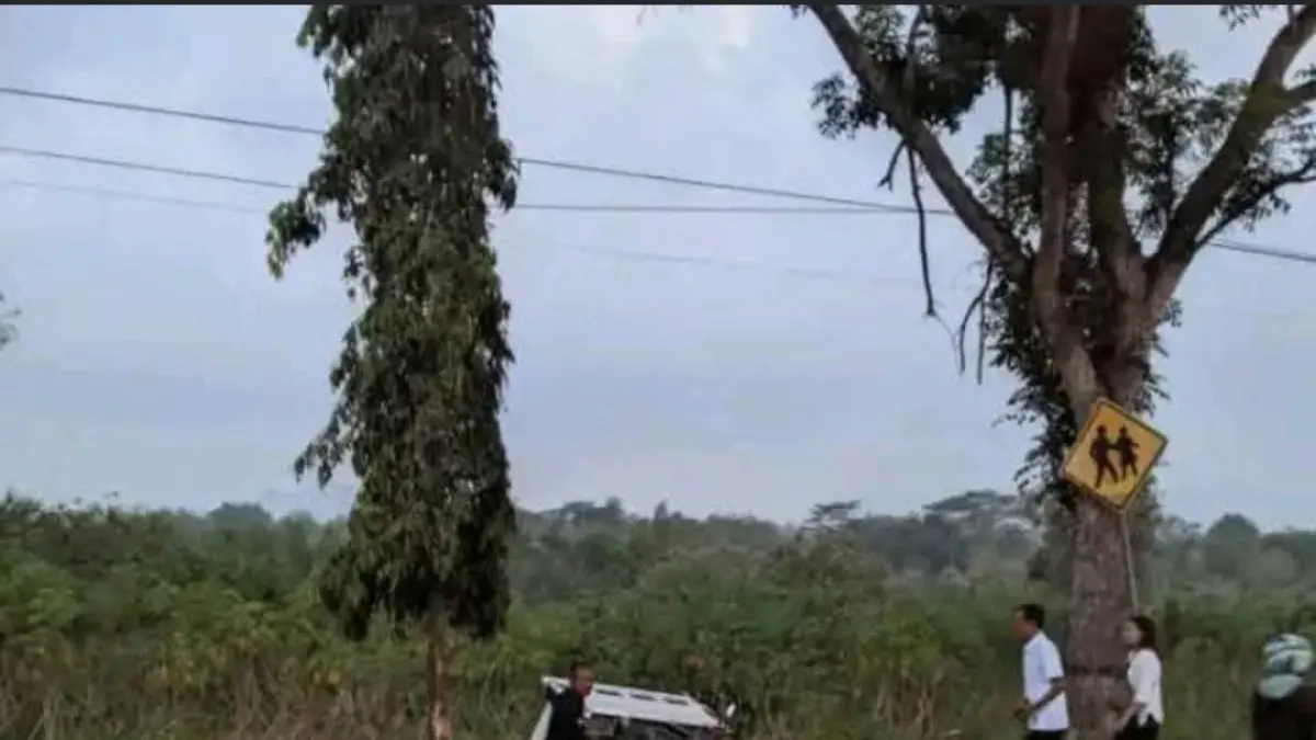 Motor roda tiga KDKMP Desa Sukoharjo, Tirtomoyo, Wonogiri nyungsep ke tegalan usai dibagikan. (IST)
