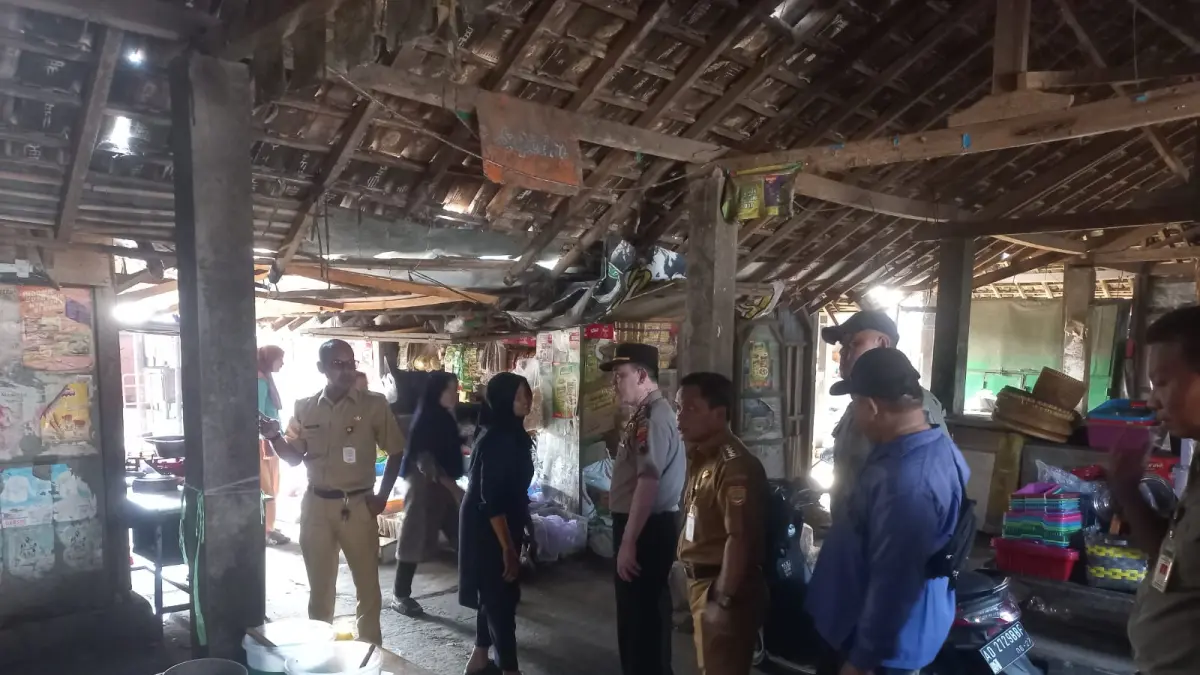 PKL dan parkir liar di sekitar Pasar Tanjungrejo Gatak mulai ditertibkan setelah memicu kemacetan parah. (IWAN KAWUL/SOLOBALAPAN.COM)
