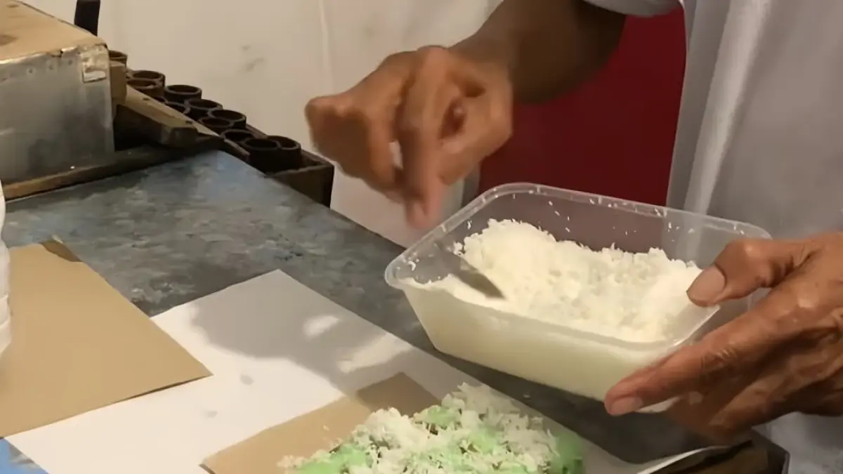 Kue Putu Pak Setu Solo bertahan sejak 1989, salah satu jajanan tradisional favorit di Ngarsopuro. (Lutfiana Sekar/solobalapan.com)
