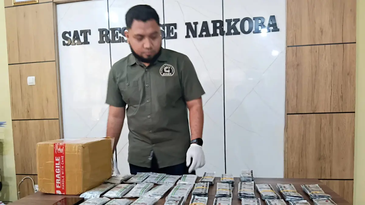 Polisi berhasil menemukan paket kiriman online yang berisi 1.600 butir Trihexyphenidyl kemasan silver serta 1.300 butir obat keras jenis lain. (AHMAD KHAIRUDUIN/SOLOBALAPAN.COM)
