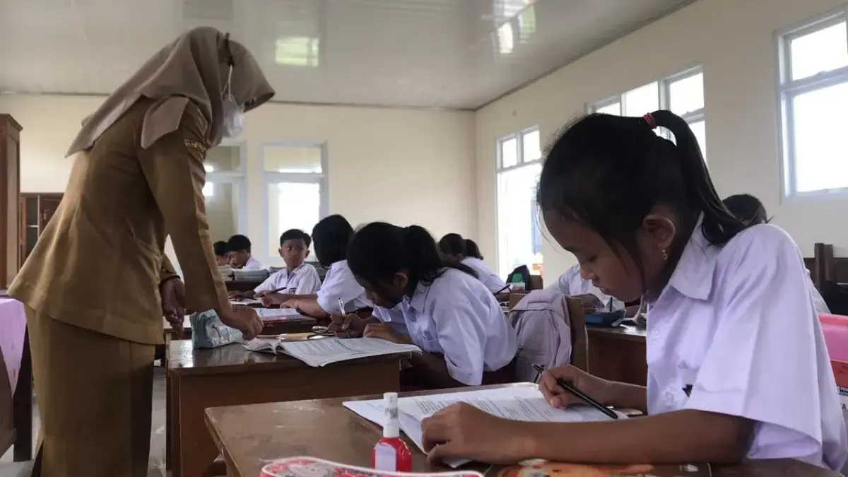 DPRD Solo mengkritik rencana larangan guru non-ASN mengajar di sekolah negeri mulai 2027.