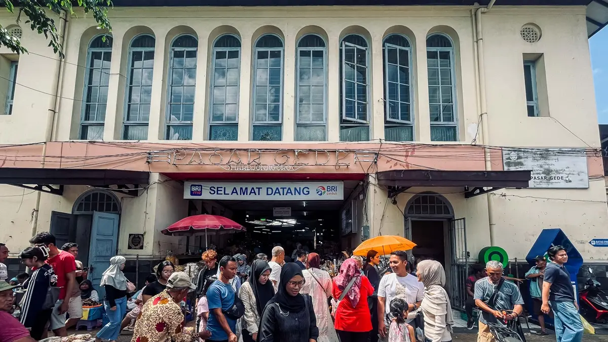 Liburt panjang, Pasar Gede jadi jujugan wisatawan dari Solo maupun luar kota. (M. IHSAN/SOLOBALAPAN.COM)