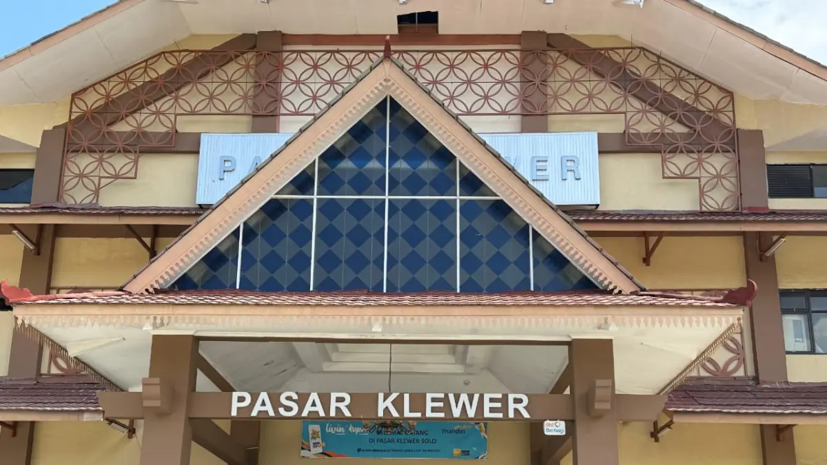 Melemahnya rupiah terhadap dolar belum berdampak signifikan di Pasar Klewer, penjualan masih stabil. (Lutfiana Sekar/solobalapan.com)