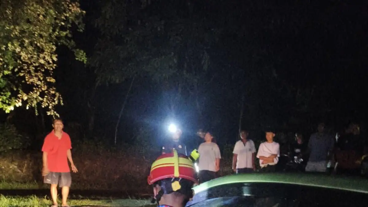 Sebuah mobil milik warga Sukoharjo terperosok ke jurang sedalam 4 meter di Jalan Senting, Sambi, Boyolali usai mengikuti aplikasi navigasi. (istimewa)