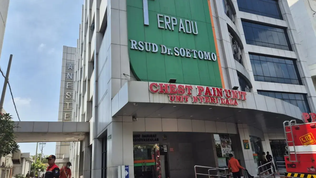 Gedung Pusat Pelayanan Jantung Terpadu (PPJT) Rumah Sakit Umum Daerah (RSUD) Dr. Soetomo mengalami kebakaran pada Jumat pagi (15/5). (Novia Herawati/ JawaPos.com)

