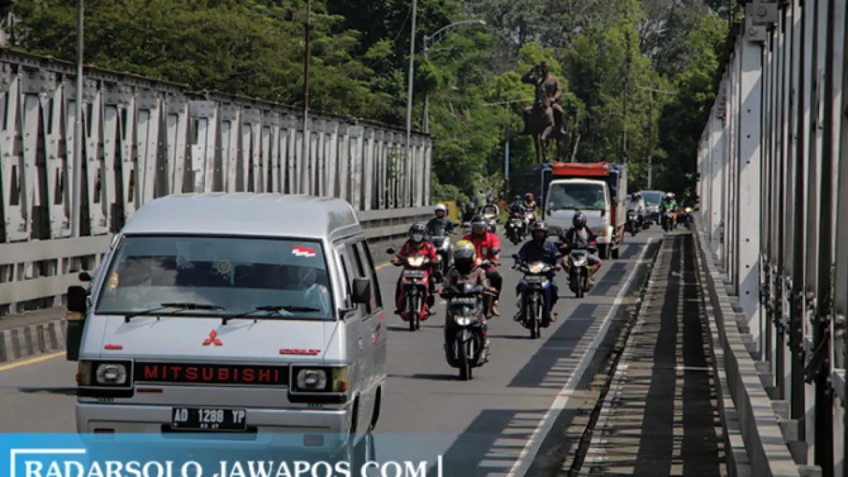Seorang pemuda diduga nekat melompat dari Jembatan Jurug Bengawan Solo usai mengonsumsi miras. (Dok. Raso)