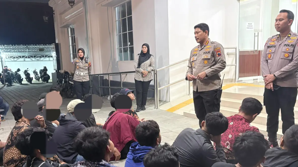Sebanyak 33 oknum supoeter ditangkap Polresta Surakarta karena kedapatan membawa flare, miras dan petasan. (ANTONIUS CHRISTIAN/SOLOBALAPAN.COM)