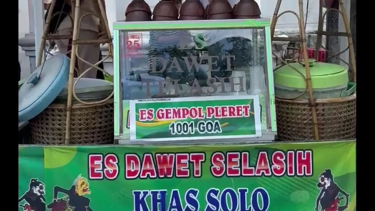 Es Dawet Pasar Klewer yang berjualan di depan pasar Klewer. 