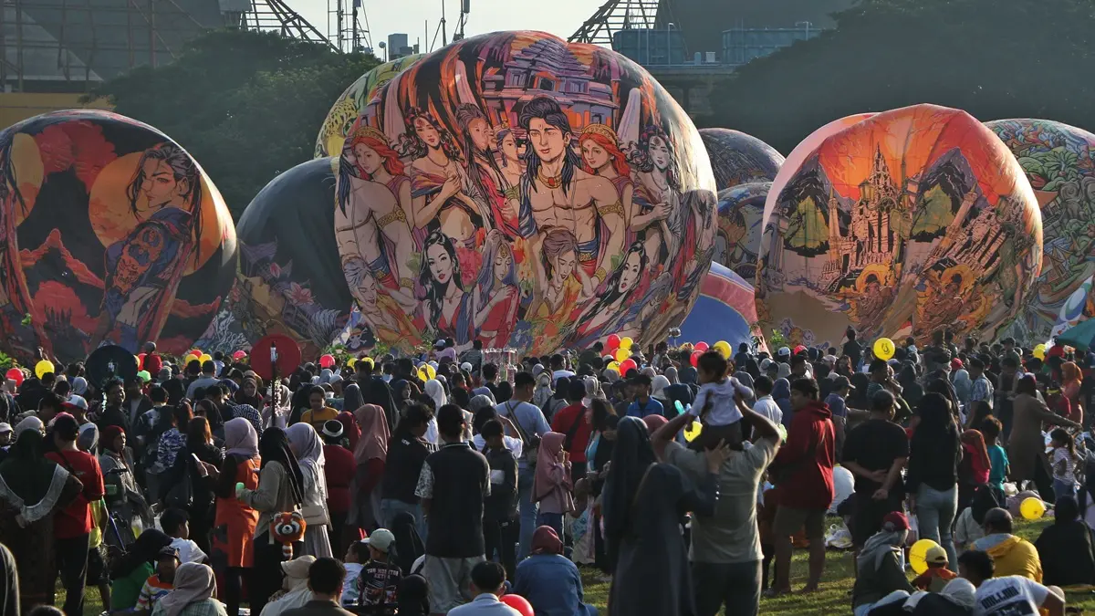 Festival balon udara perdana di Kota Solo menyedot puluhan ribu warga. Namun angin kencang memaksa penerbangan dihentikan lebih awal. (Arief Buman/solobalapan.com)