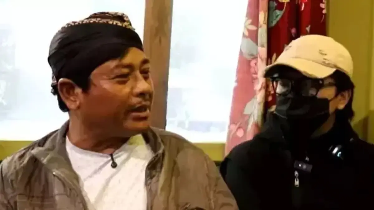 Juru kunci Gunung Kawi Sunarto (gunakan blankon) mengutarakan kepada Pesulap Merah sejumlah selebritas Tanah Air termasuk Sarwendah pernah melakukan pesugihan di wilayah tersebut. (YouTube Pesulap Merah)
