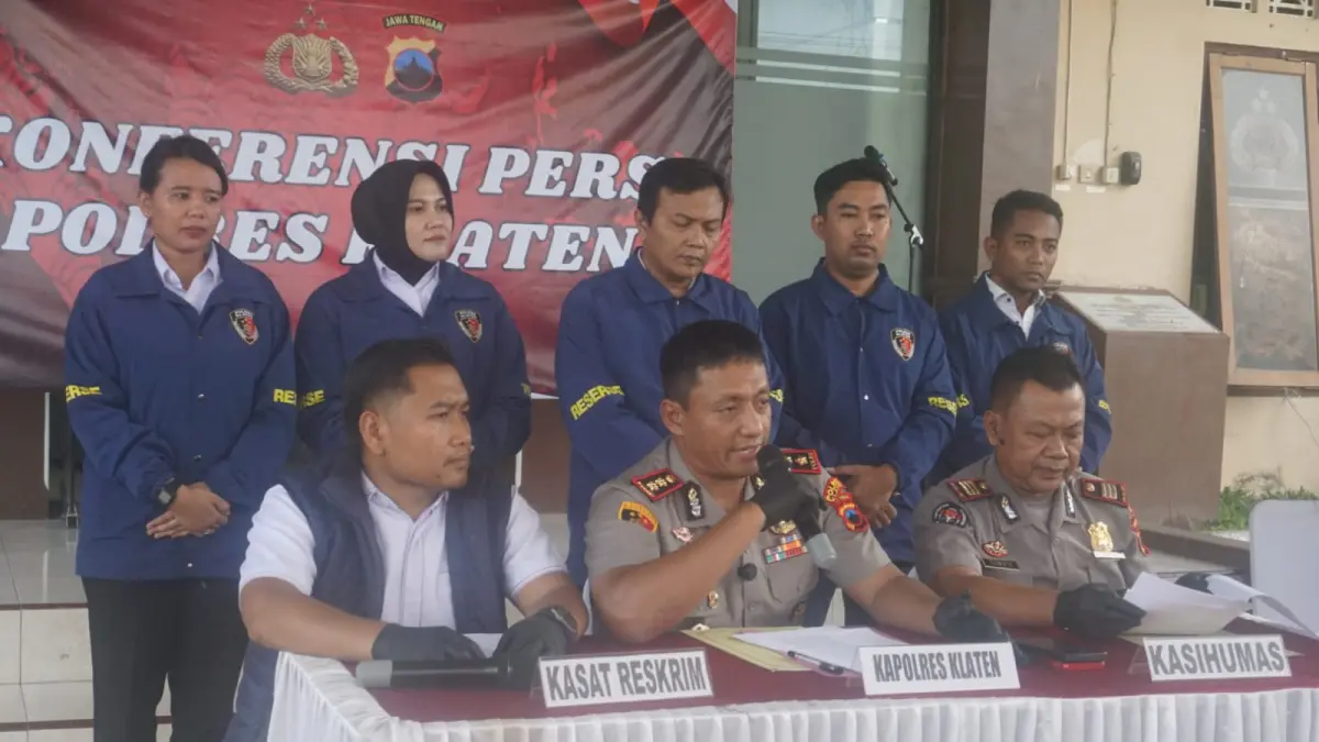  Petugas berhasil mengamankan AK di rumah kontrakannya di Kecamatan Kemalang tanpa perlawanan. (Angga Purenda/solobalapan.com)