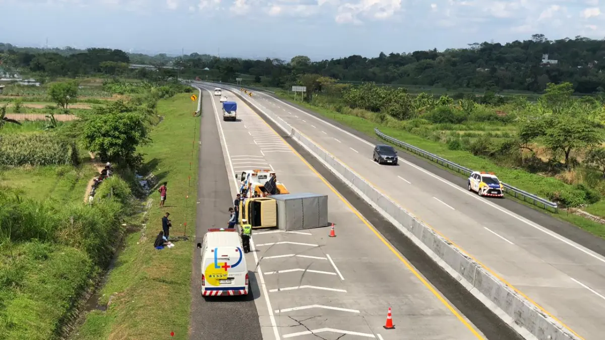 Sebuah truk engkel terguling di rua Jalan Tol Semarang-Solo Km 479+400 Desa Kiringan, Kecamatan Boyolali, Senin (18/5). (Abdul Khofid /solobalapan.com)