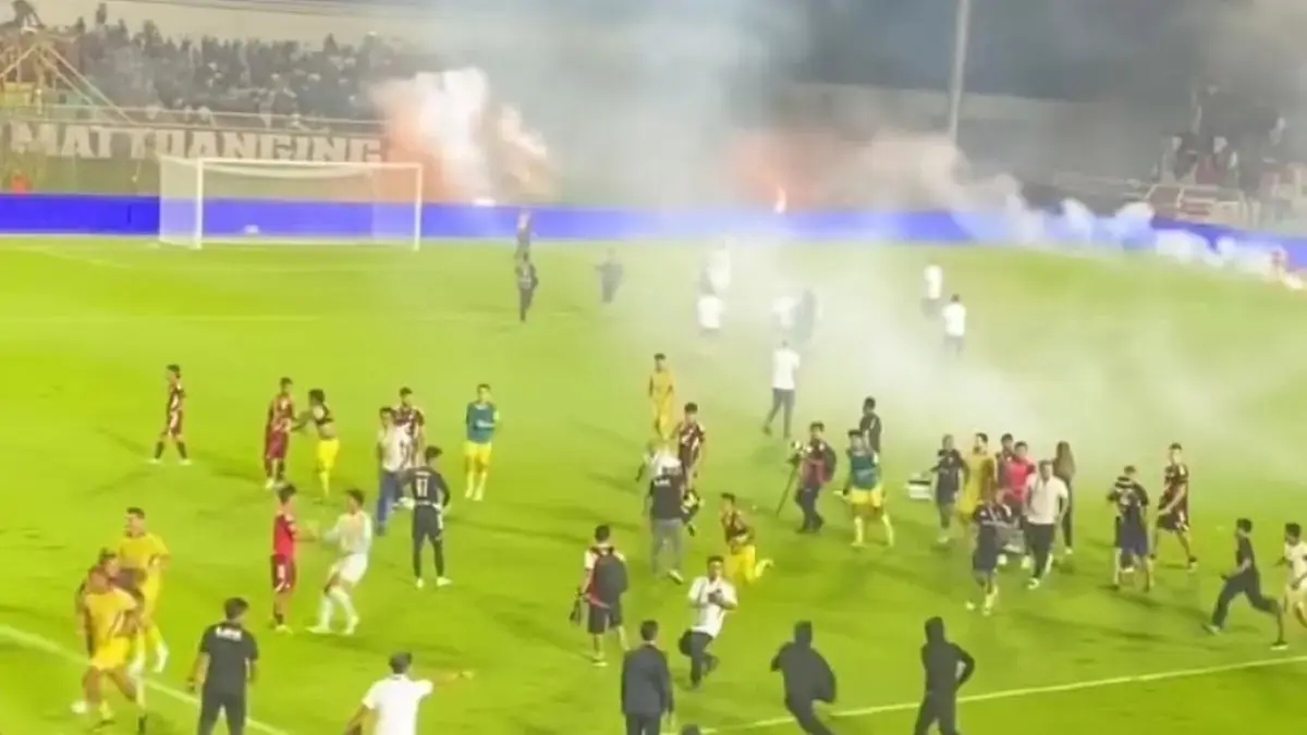 Kerusuhan oknum suporter PSM Makassar usai laga kontra Persib Bandung. (instagram @makassar_iinfo)

