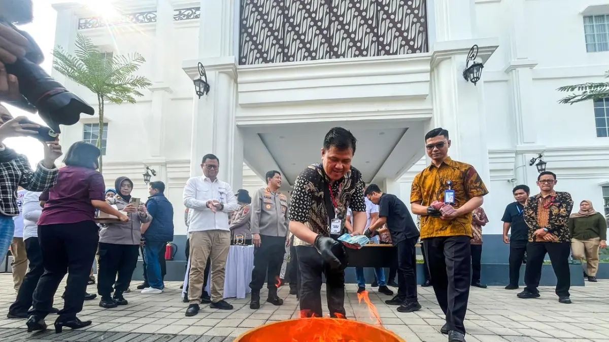 Pemusnahan uang palsu di halaman Mako 2 Polresta Surakarta. (IST)