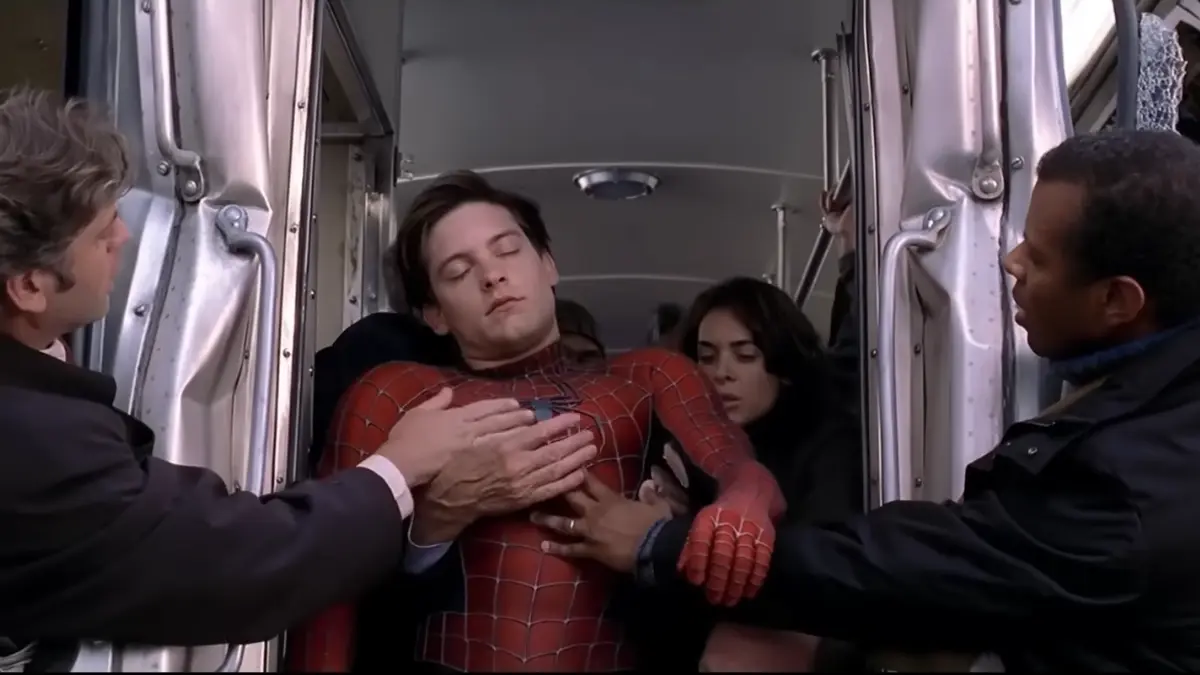 Peter Parker pingsan setelah berhasil menghentikan kereta api sendirian (Dok. Youtube @MOVIECLIPS)