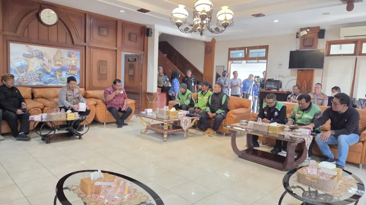 Ratusan ojol Solo Raya datangi DPRD Surakarta menuntut pengesahan RUU Transportasi Online & soroti tarif yang mandek 4 tahun! (Antonius Christian/solobalapan.com)
