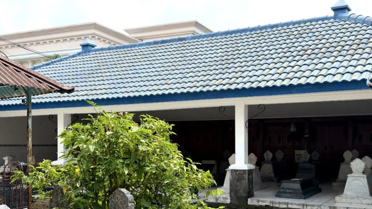 tana Yosoroto di Purwosari, Solo, menjadi kompleks makam bersejarah yang menyimpan makam tokoh nasional seperti Dr. Soepomo hingga keturunan Keraton Mataram. (Lutfiana Sekar/solobalapan.com)