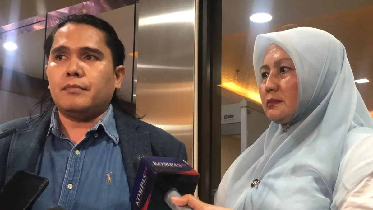 Wagub Babel Hellyana saat menyampaikan keterangan kepada awak media sebelum diperiksa oleh Bareskrim Polri pada Rabu (7/1). (Syahrul Yunizar/JawaPos.com)

