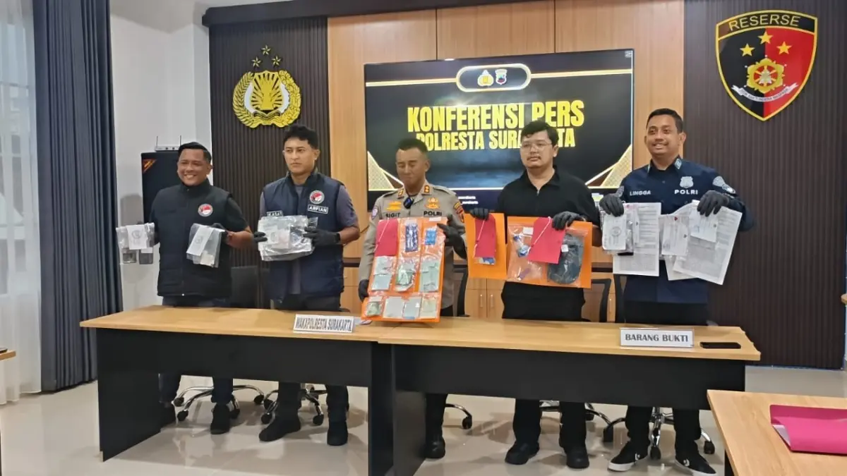 Satresnarkoba Polresta Surakarta berhasil mengungkap 43 kasus narkoba dan mengamankan 55 tersangka sepanjang Januari-Mei 2026. (Antonius Christian/solobalapan.com)