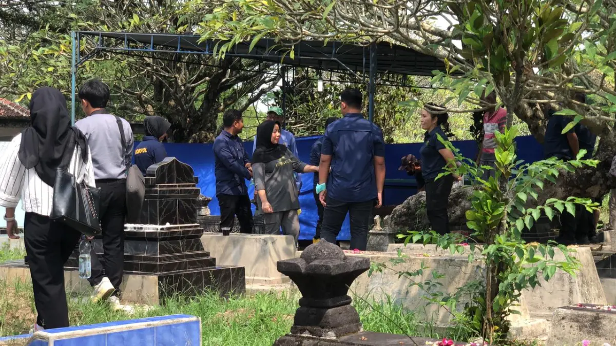 Makam almarhum Bayu di Boyolali dibongkar tim forensik Polda Jateng untuk otopsi. (Abdul Khofid Firnanda Putra/solobalapan.com)