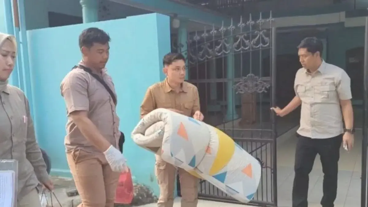 Petugas bawa sejumlah barang bukti termasuk sebuah kasur saat melakukan penggeledahan di Ponpes Tahfidzul Quran Raden Wijaya, Kecamatan Jambon, Ponorogo, Rabu (20/5/2026). (ANTARA)