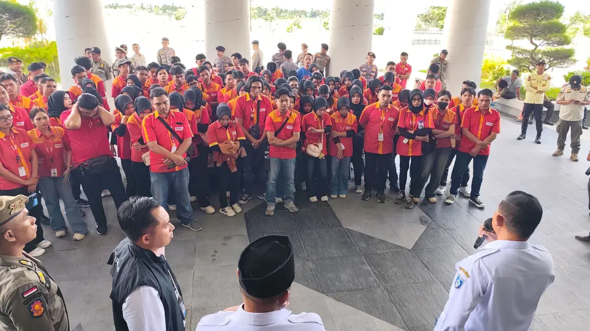 Sebanyak 120 karyawan Alfamart meminta Pemkab Lombok Tengah untuk kaji ulang Perda Nomor 7 Tahun 2021 atas nasib mereka pascapenutupan ritel modern yang langgar jarak di kantor bupati, Rabu (20/5). (Dewi/Lombok Post)