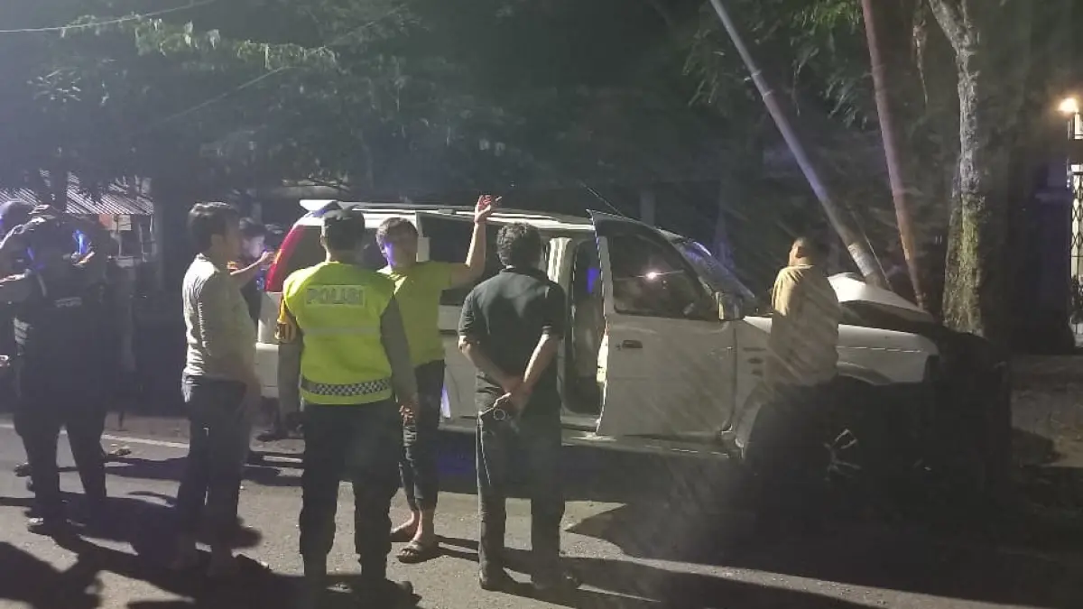 Mobil Ford Everest putih menabrak tiang telepon, diduga terlibat tabrak lari. (IST)