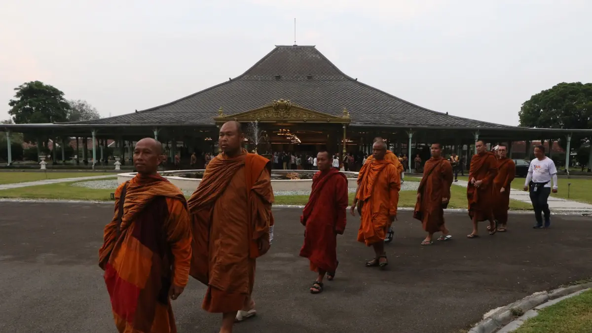 Sebanyak 55 Bhikkhu Thudong dari berbagai negara Asia Tenggara singgah di Pura Mangkunegaran Solo dalam perjalanan menuju Borobudur untuk mengikuti perayaan Waisak 2026. (Arief Budiman/solobalapan.com)