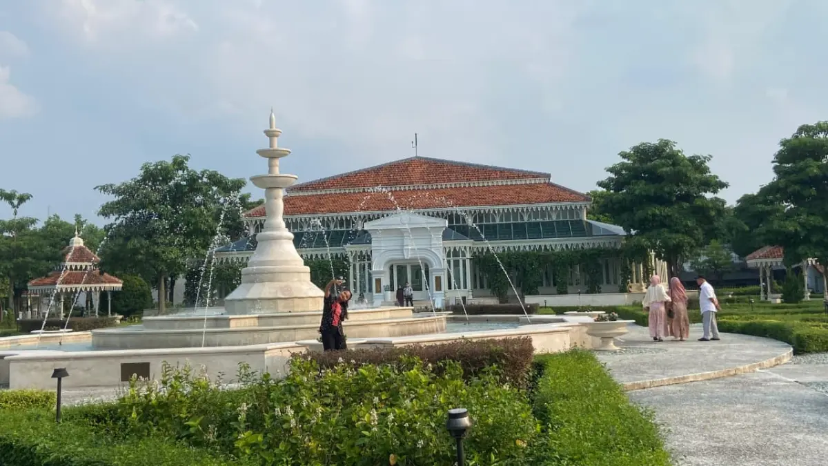 Pengunjung Restoran Pracima ber swa foto di taman Pracima yang sangat estetik terlebih di waktu sore hari. (Lutfiana Sekar/solobalapan.com