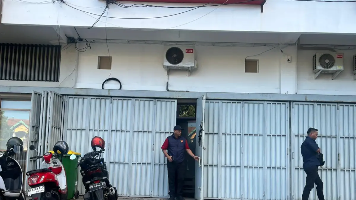 Direktorat Reserse Siber (Ditressiber) Polda Jawa Tengah melakukan penggeledahan besar-besaran secara maraton selama sembilan jam penuh, Senin (25/5) di PT Digi Global Konsultan Solo Baru. (M. Ihsan/solobalapan.com)