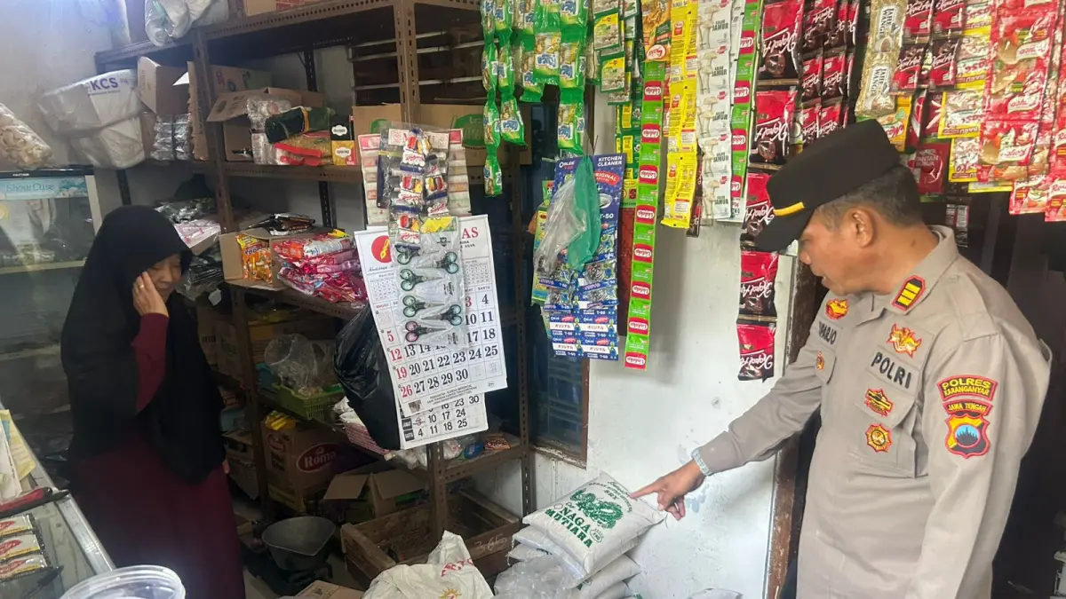  Kapolsek Ngargoyoso AKP Suparjo saat mengecek TKP pencurian. (Rudi Hartono/solobalapan.com)