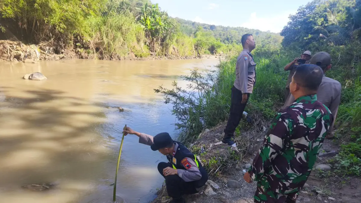Petugas melakukan olah TKP di Sungai Kedung Kalibanteng Senin (25/5). (IST)