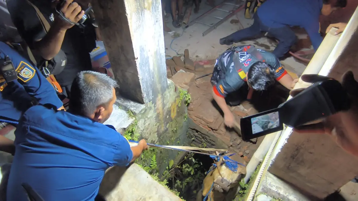 Proses evakuasi terhadap sapi yang masuk ke sumur di Desa Duwet, Kecamatan Wonosari, Klaten. (Dok. Damkar Klaten)
