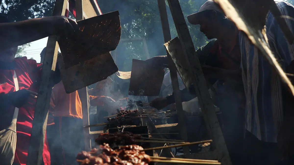 Aroma toleransi di Ngarsopuro: Seribu tusuk sate kurban dibakar pakai gedebok pisang, bebas dinikmati lintas iman! (Arief Budiman/solobalapan.com)