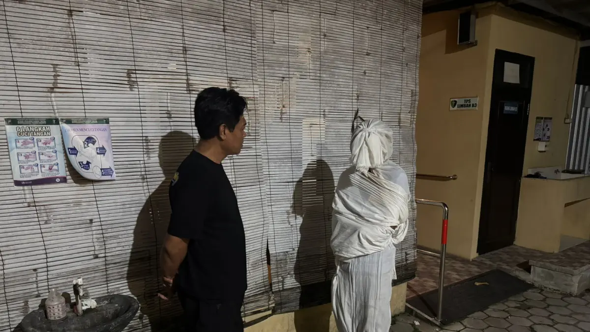 Demi gift dan viewers TikTok, tiga remaja di Sragen nekat live pakai kostum pocong di terowongan gelap, apes bukannya FYP, mereka malah diciduk Sat Intelkam Polres Sragen! (IST)