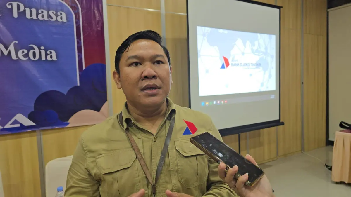 Direktur Utama BPR Djoko Tingkir, Titon Darmasto, menegaskan bahwa kenaikan BI Rate tidak akan menyenggol program stimulus yang digagas bersama Pemerintah Kabupaten Sragen. (Ahmad Khairudin/solobalapan.com)