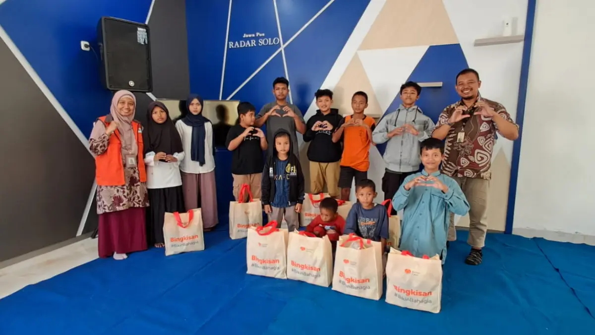 Jawapos Radar Solo bersama Rumah Zakat berbagi bingkisan ke anak Pengasong Koran pada Jumat (29/5/2026).