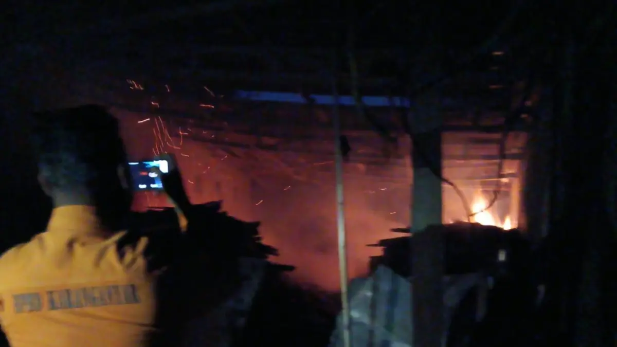 Kebakaran hebat menghanguskan gudang penyimpanan kayu bakar milik perajin rambak kulit di Sringing, Jumantono, Karanganyar pada Jumat (29/5) (IST)