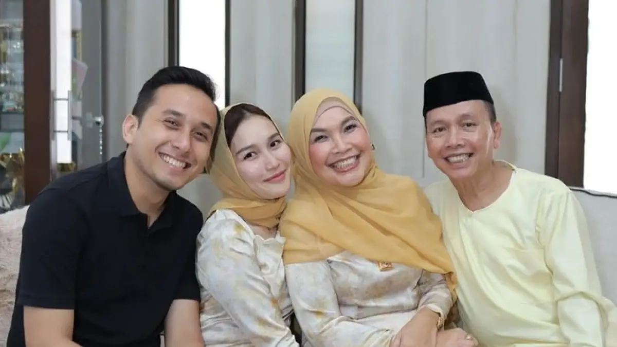 Keluarga Ayu Ting Ting dan Kevin Gusnadi. (Instagram Ibu Ayu Ting Ting)