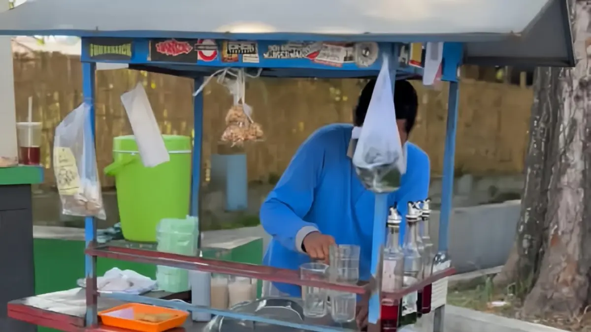 Di tengah gempuran coffoshop yang menjamur di kota Solo, Es Kapal tetap menjadi minuman favorit pelepas dahaga di terik siang hari. (Lutfiana Sekar/solobalapan.com)