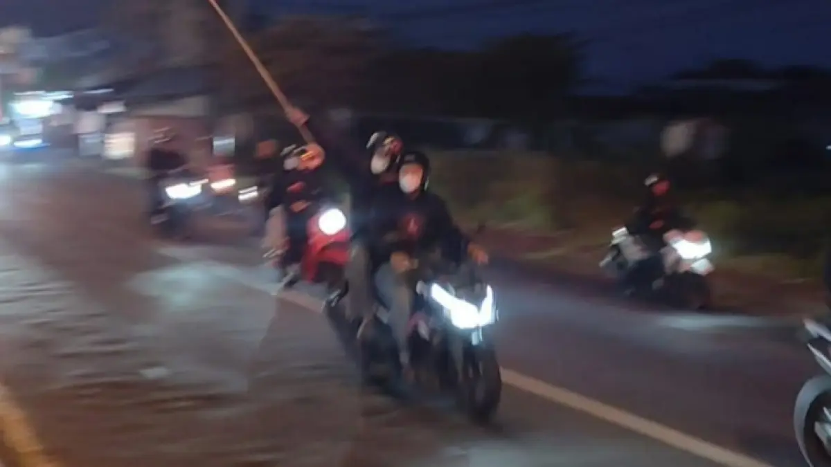 Bentrokan di depan Indomaret Ngangkruk, Pengging, Boyolali diduga dipicu aksi saling balas teriakan antara rombongan konvoi dan pemuda yang nongkrong. (Abdul Khofid/solobalapan.com)