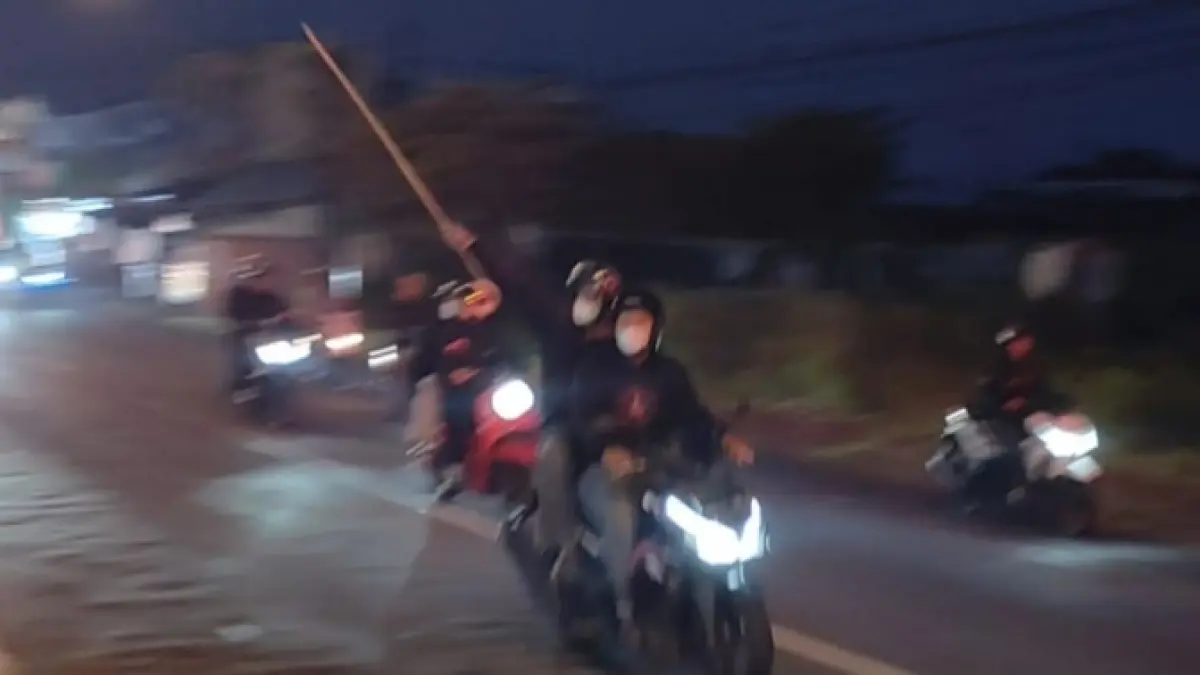 Bentrokan dua kelompok pecah dua kali di depan Indomaret Ngangkruk, Pengging, Boyolali. (ABDUL KHOFID/solobalapan.com)
