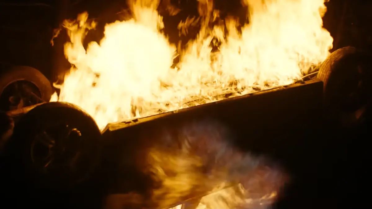 Official Trailer Evil Dead Burn (Dok. YouTube @WarnerBros)