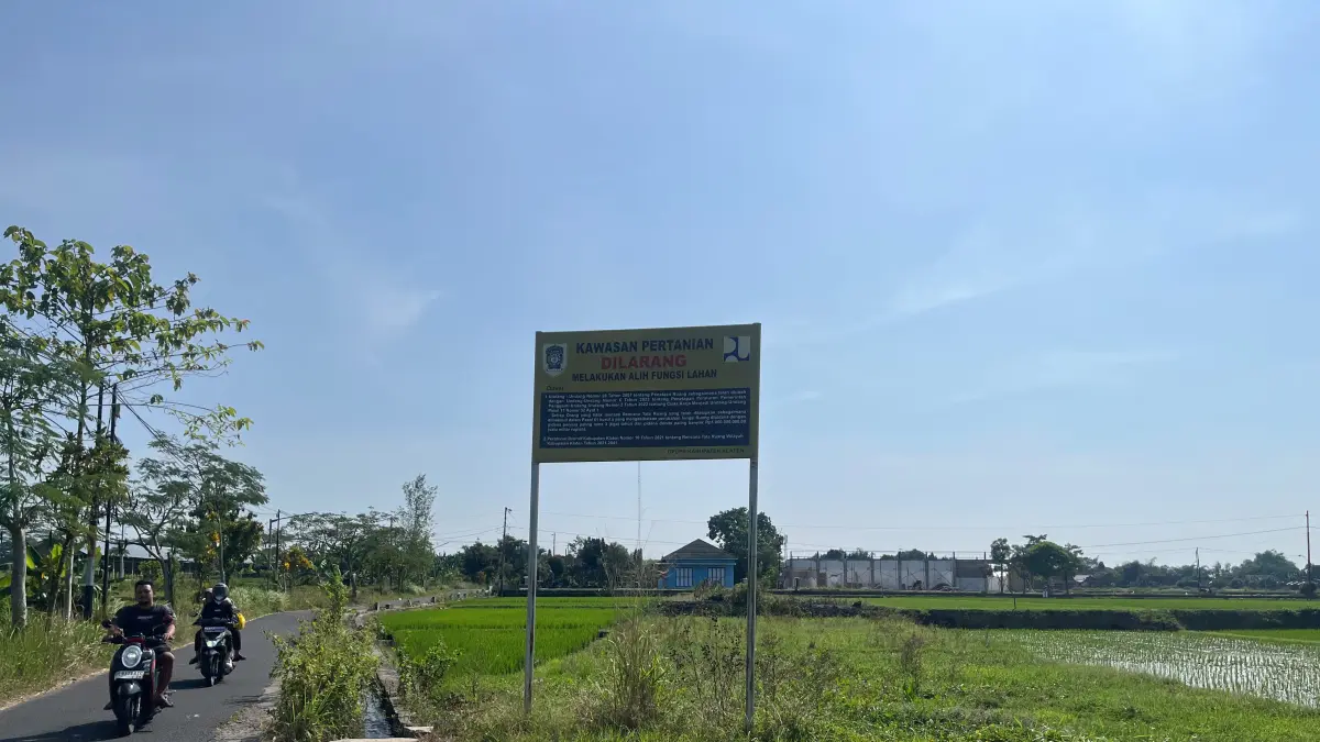 Papan peringatan terkait larangan ahli fungsi terhadap lahan persawahan di Ngabeyan, Karanganom, Klaten. (M. IHSAN/SOLOBALAPAN.COM)