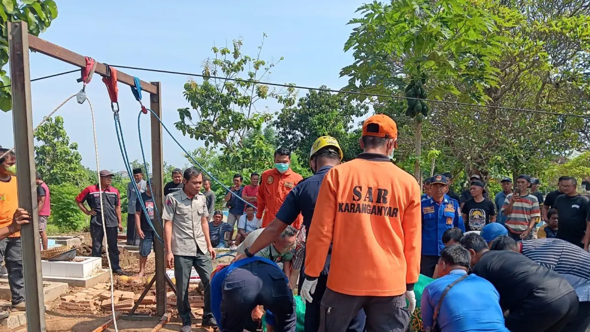 Proses pemakaman Linda Kartika Haryanti (24), warga Jungke, Karanganyar dengan berat badan sekitar 175 kilogram, melibatkan crane dan tim gabungan. (ISTIMEWA)