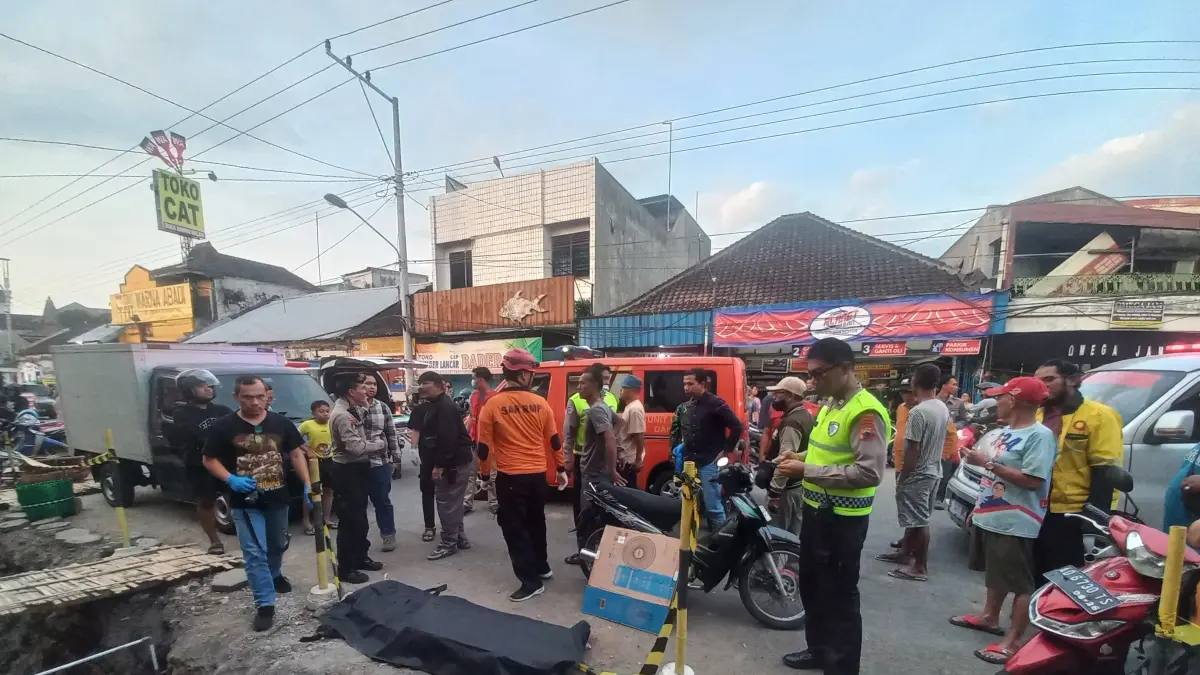 Seorang warga Nusukan, Banjarsari, Solo, meninggal dunia setelah mengeluh sakit perut hingga ulu hati dan terjatuh di area jembatan penyeberangan sementara proyek gorong-gorong. (ISTIMEWA)