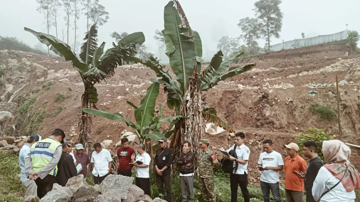 Tim dari Kabupaten saat mengecek aktivitas proyek di Desa Berjo, Ngargoyoso. . (IST)