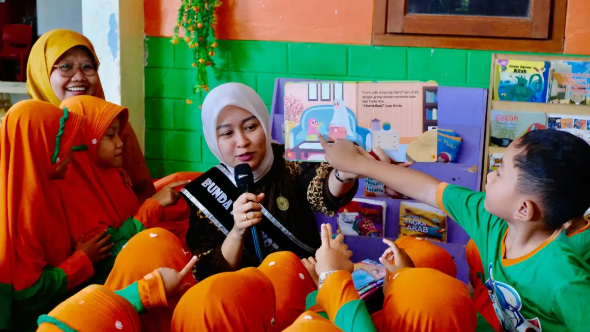 Bunda PAUD Kota Surakarta, Vanessa Winastesia Respati Ardi ketika mengunjungi salah satu PAUD di Kota Solo. (Dok. Raso)