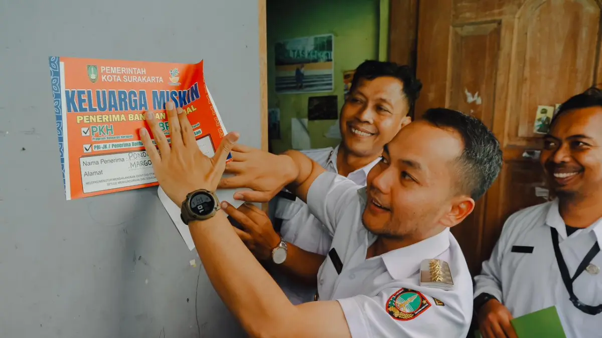 Wali Kota Surakarta Respati Ardi menempeli stiker warga penerima bantuan sosial. (Silvester Kurniawan/solobalapan.com)